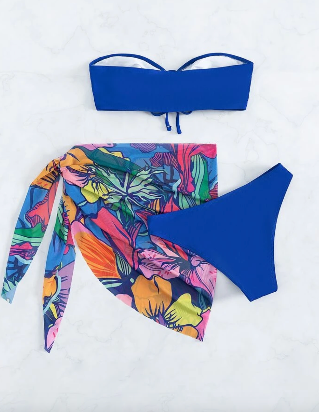 Set de bikini azul strapless con pareo de flores