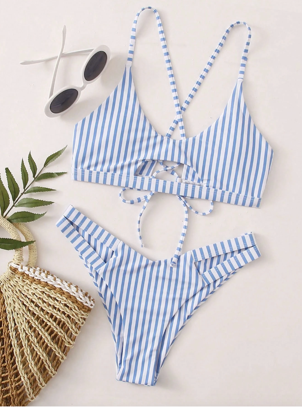 Bikini de rayas azules con aperturas