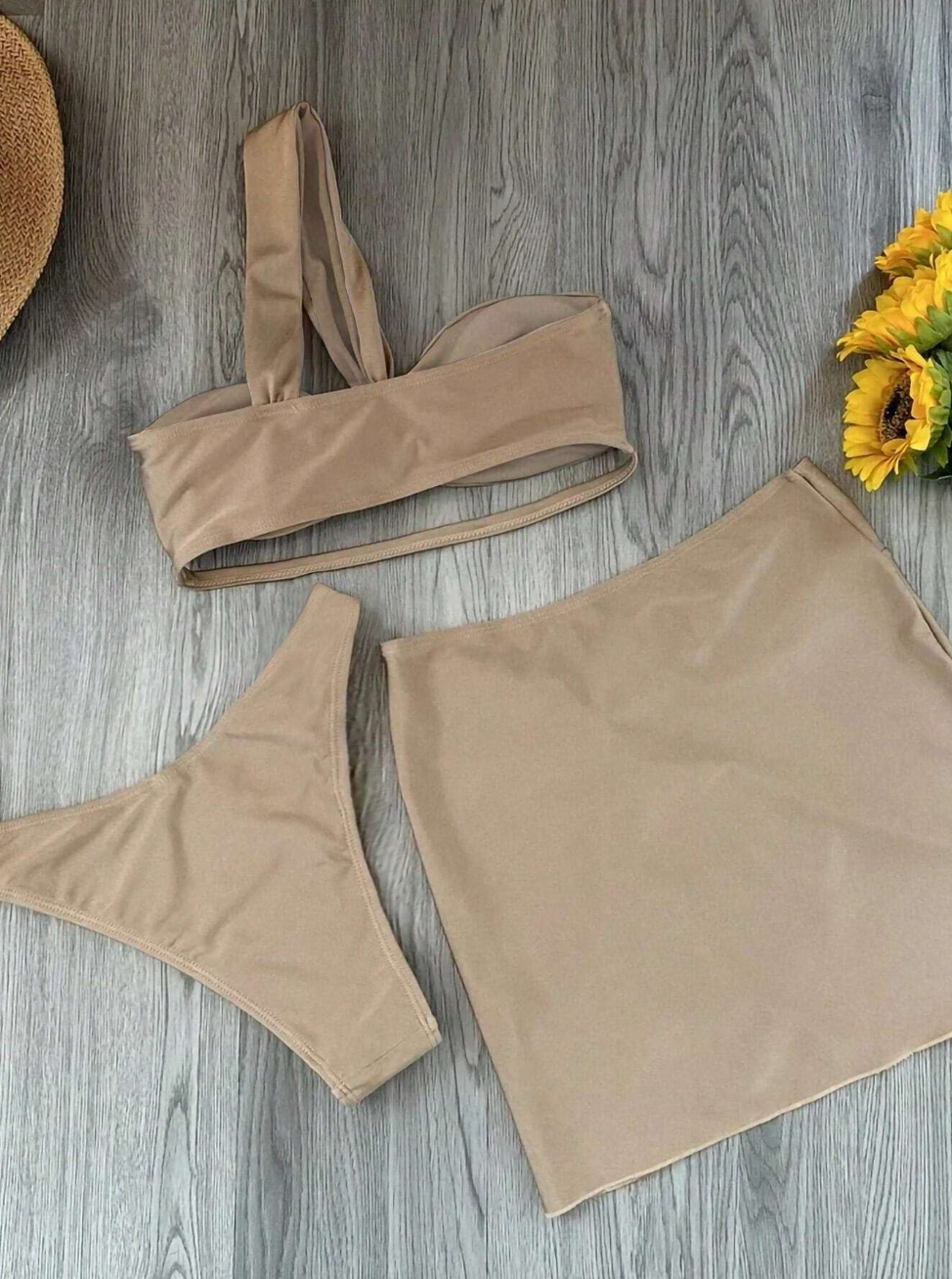 Set de bikini beige con pareo