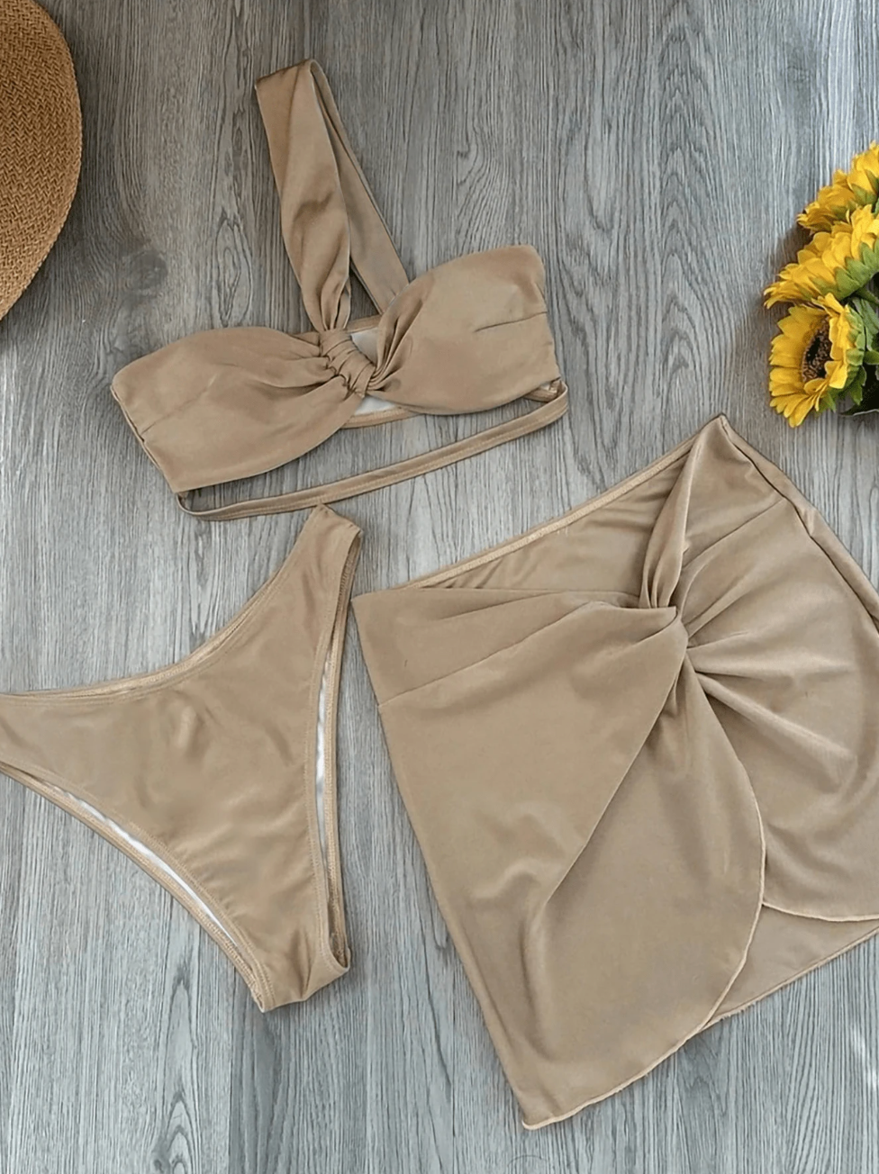 Set de bikini beige con pareo