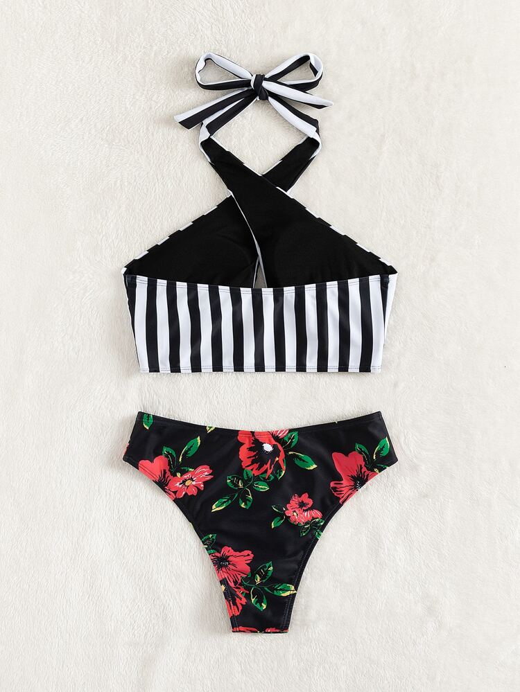 Bikini de flores con top de lineas negras