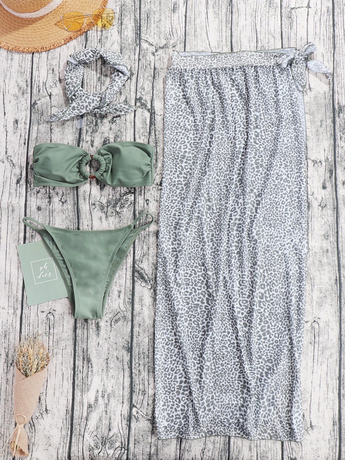 Set de bikini verde musgo con falda animal print