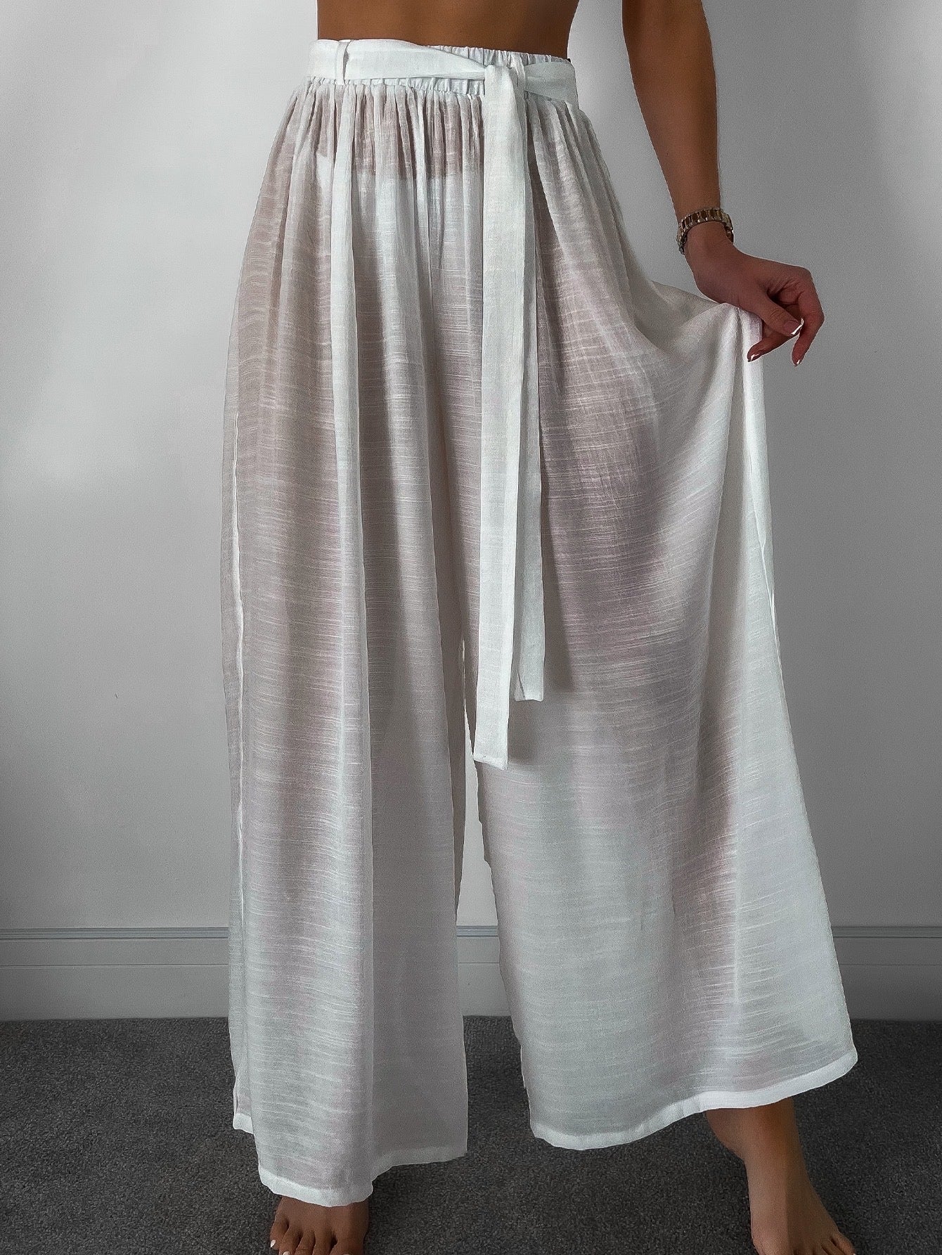 Salida de bano pantalon blanco acampanado con cinturon