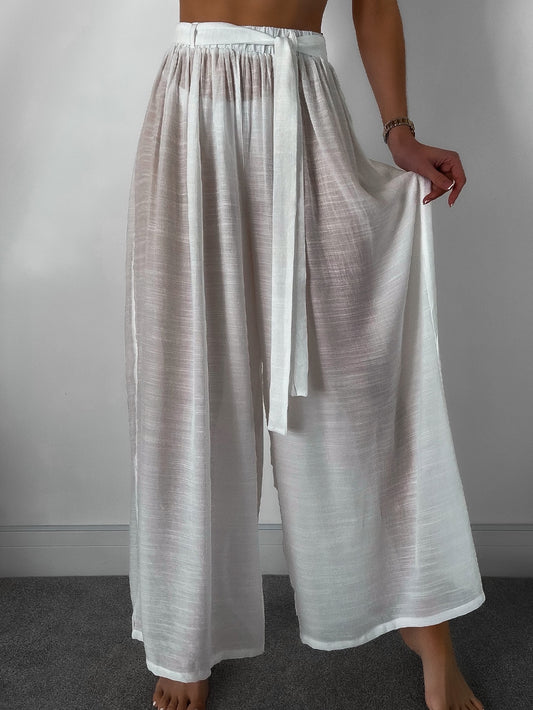 Salida de bano pantalon blanco acampanado con cinturon