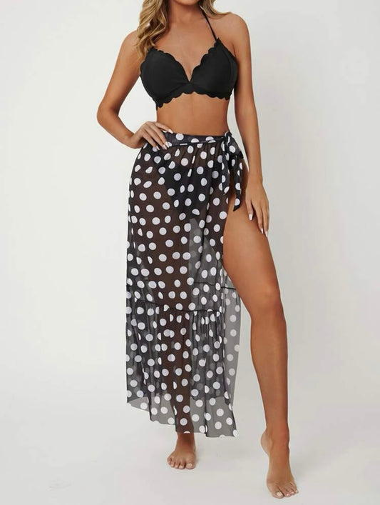 Set de bikini negro con falda de puntos blancos