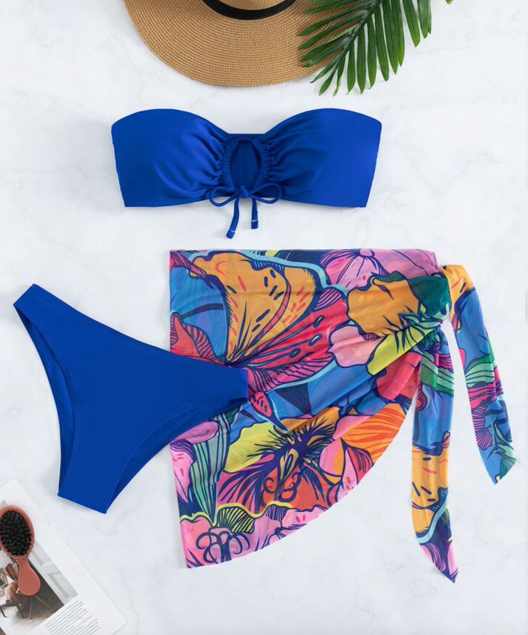 Set de bikini azul strapless con pareo de flores