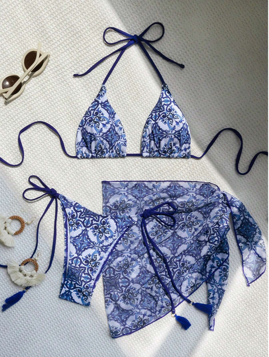 Set de bikini azul con pareo estampado de azulejo