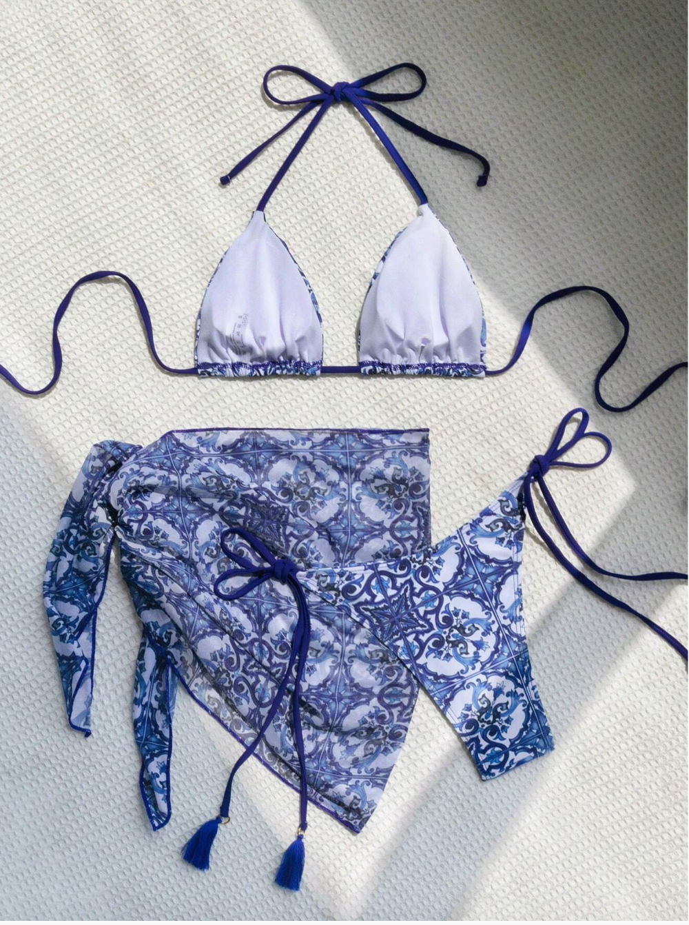 Set de bikini azul con pareo estampado de azulejo