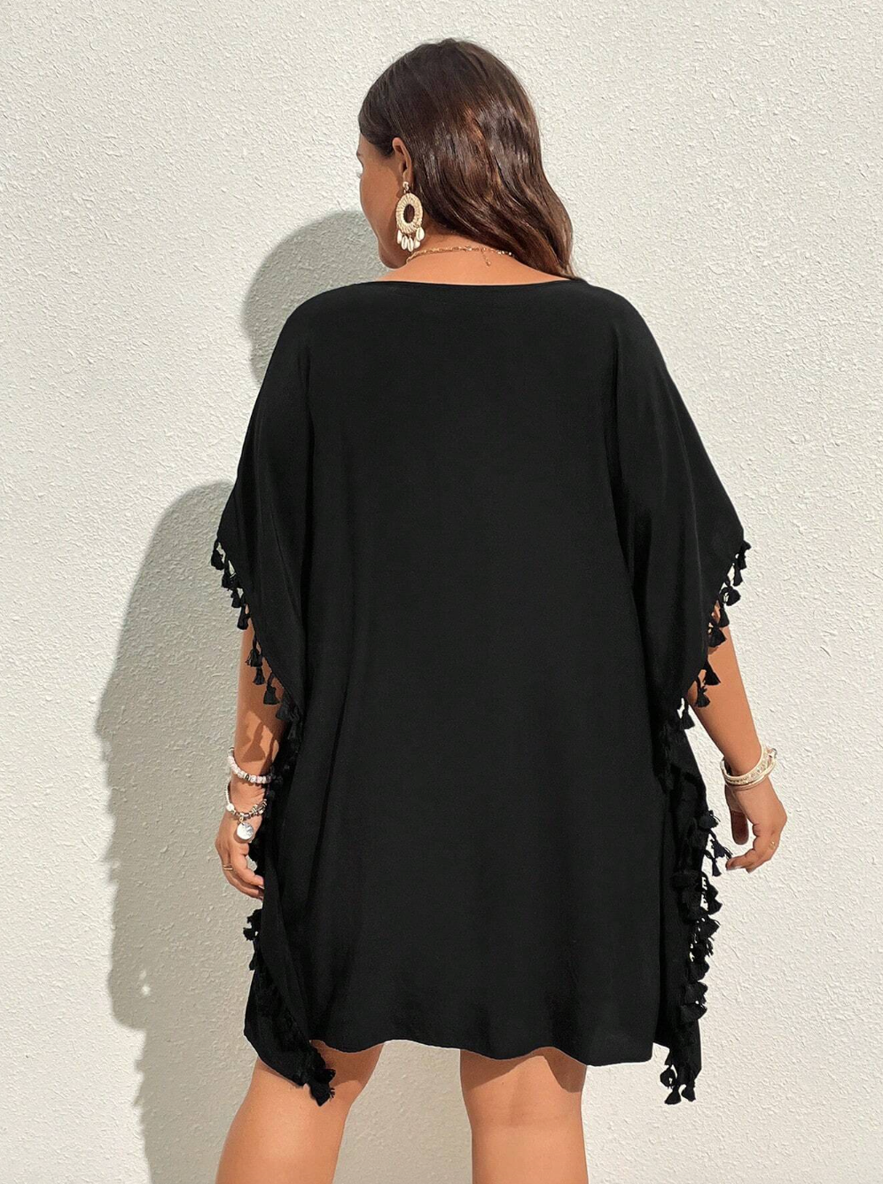 Salida negra con pompones al costado