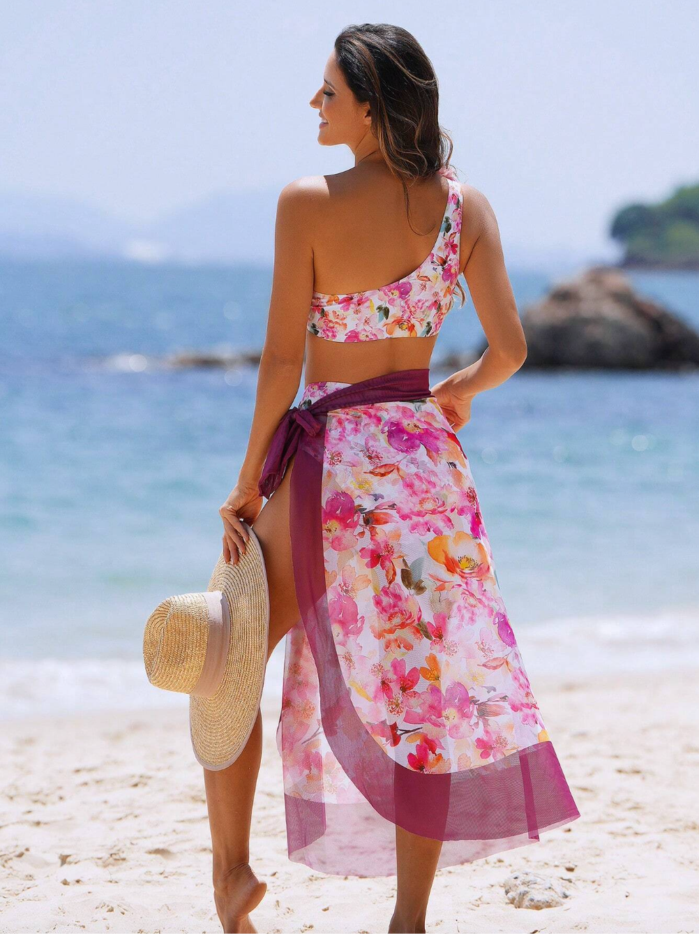 Set de bikini rosado floreado y pareo con orilla corinta