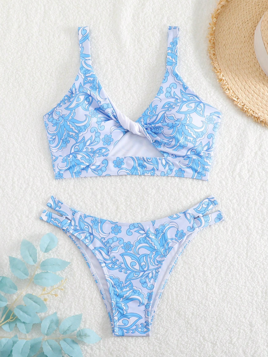 Bikini de flores celeste con apertura y twist enmedio
