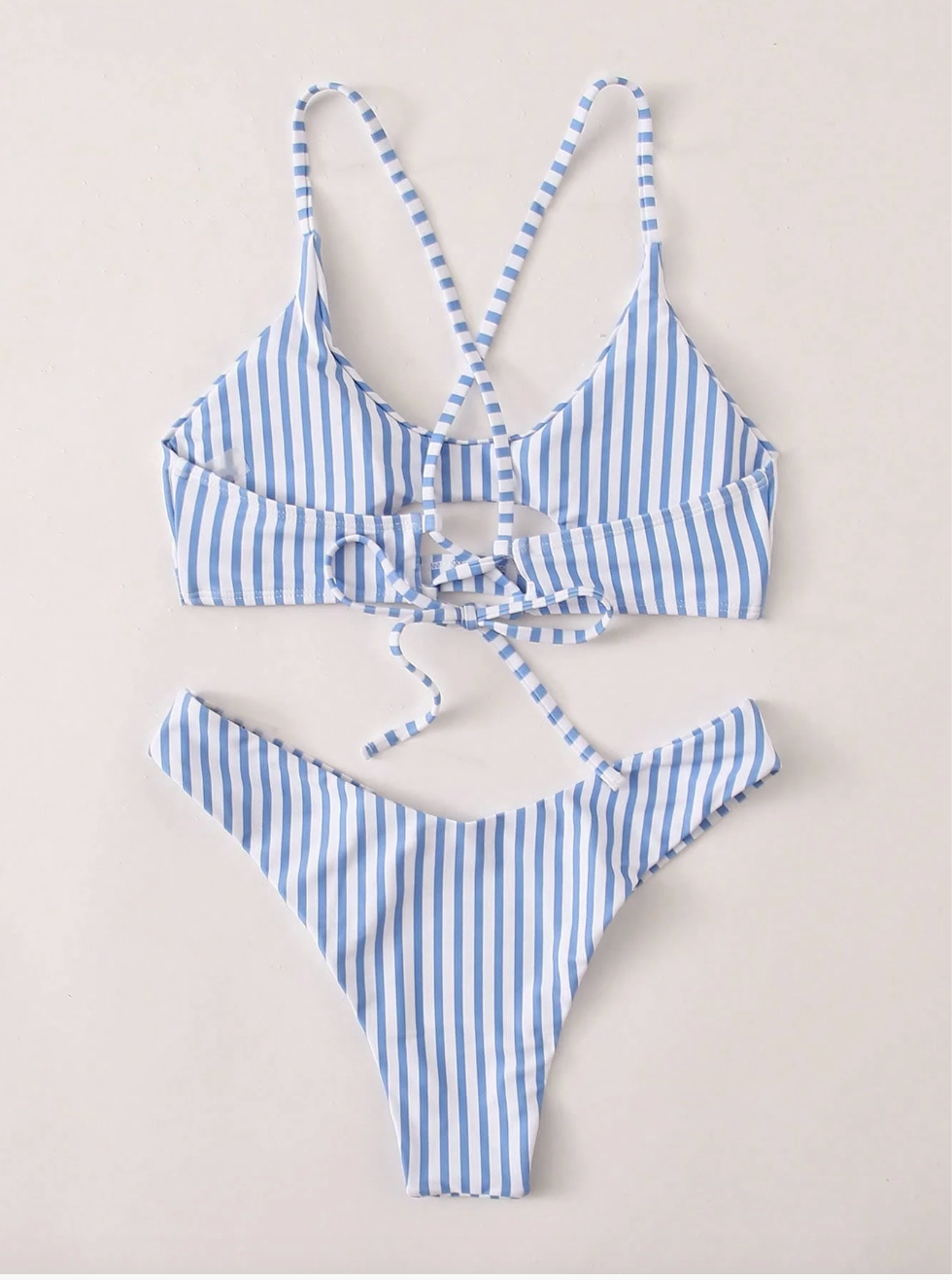 Bikini de rayas azules con aperturas