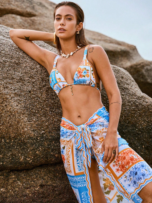Set de bikini azul y naranja con pareo