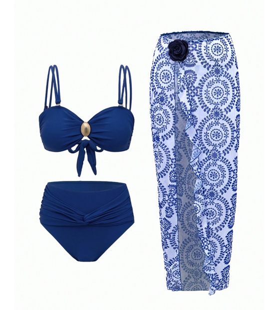 Set de bikini azul con centro dorado con falda y flor